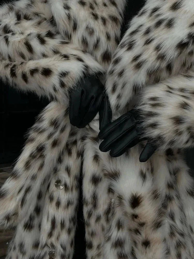 Eleganter, langer Mantel für Frauen mit modernem Leopardenmuster aus weichem, leichtem Stoff für angenehmen Tragekomfort.