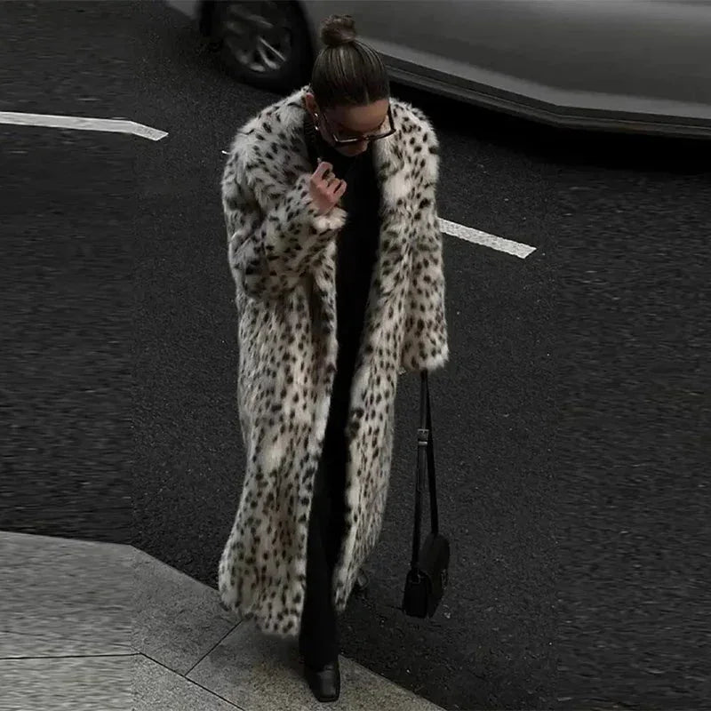 Eleganter, moderner langer Mantel für Frauen mit Leopardenmuster, aus weichem Material, ideal für verschiedene Anlässe.