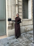 Manteau long rouge pour femme, avec manches volumineuses, en laine, adapté pour les journées fraîches.