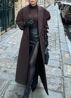 Manteau long marron pour femme avec manches volumineuses et coupe élégante.