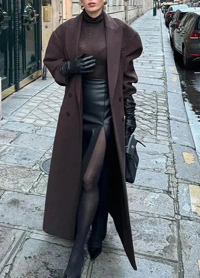 Manteau long marron pour femme avec manches volumineuses et coupe élégante.