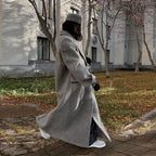 Manteau long femme kaki à rayures, en tissu doux, avec poches et coupe moderne. Parfait pour le quotidien.