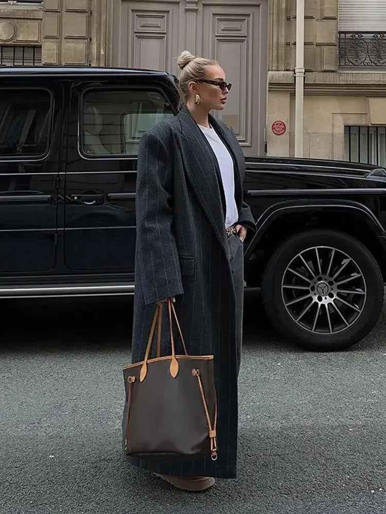 Manteau long femme en tissu structuré, rayures modernes, coupe classique, couleur lavande.