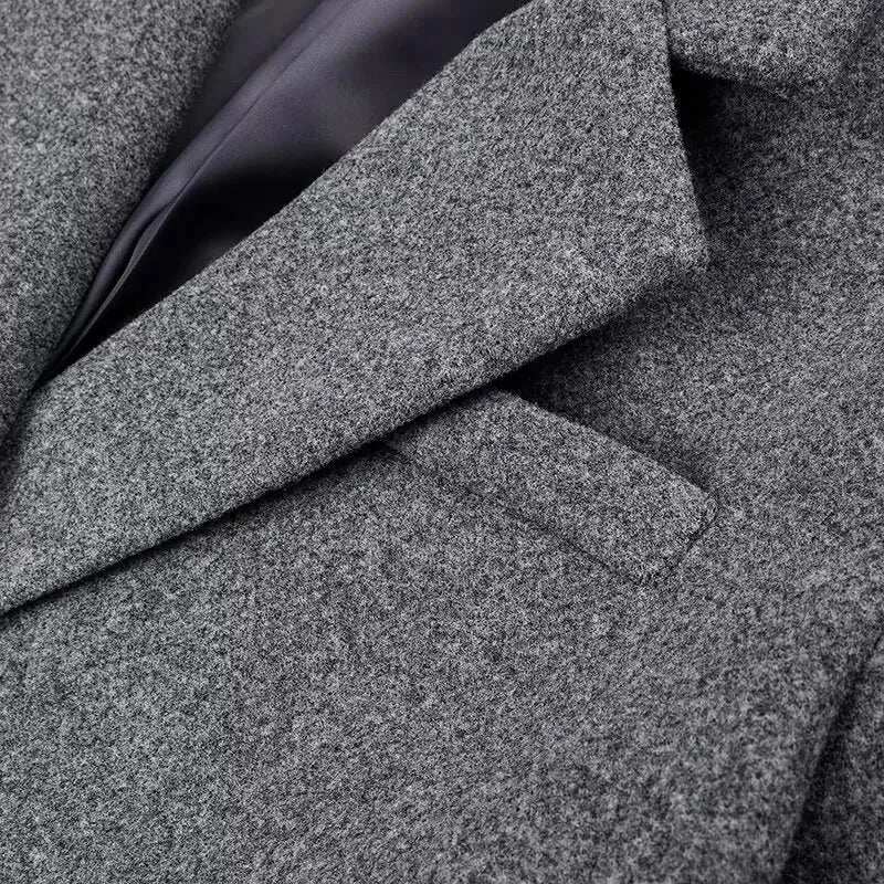 Manteau long femme à rayures modernes en laine, conçu pour les journées fraîches.