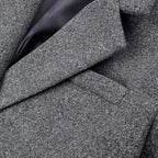 Manteau long femme à rayures modernes en laine, conçu pour les journées fraîches.