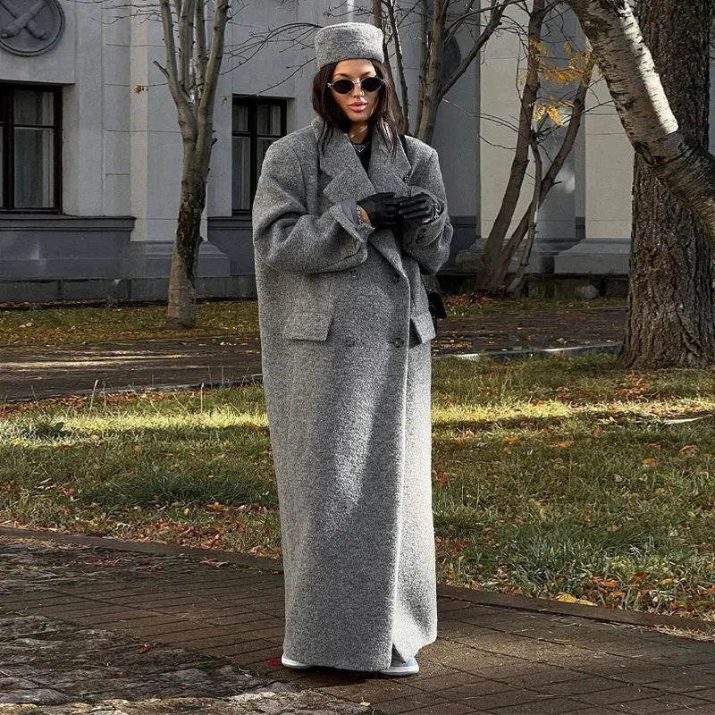 Manteau long femme à rayures modernes en lavande, en tissu doux avec un design soigné et des détails contemporains.