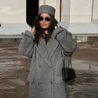 Manteau long femme kaki à rayures modernes, coupe simple et intemporelle.