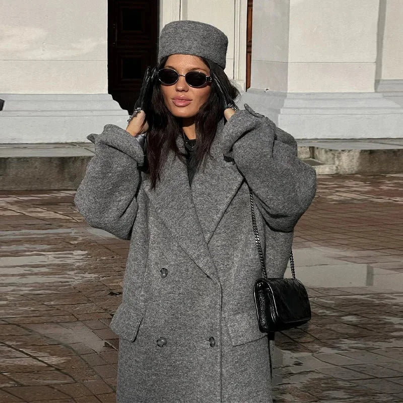 Manteau long femme kaki à rayures modernes, coupe simple et intemporelle.