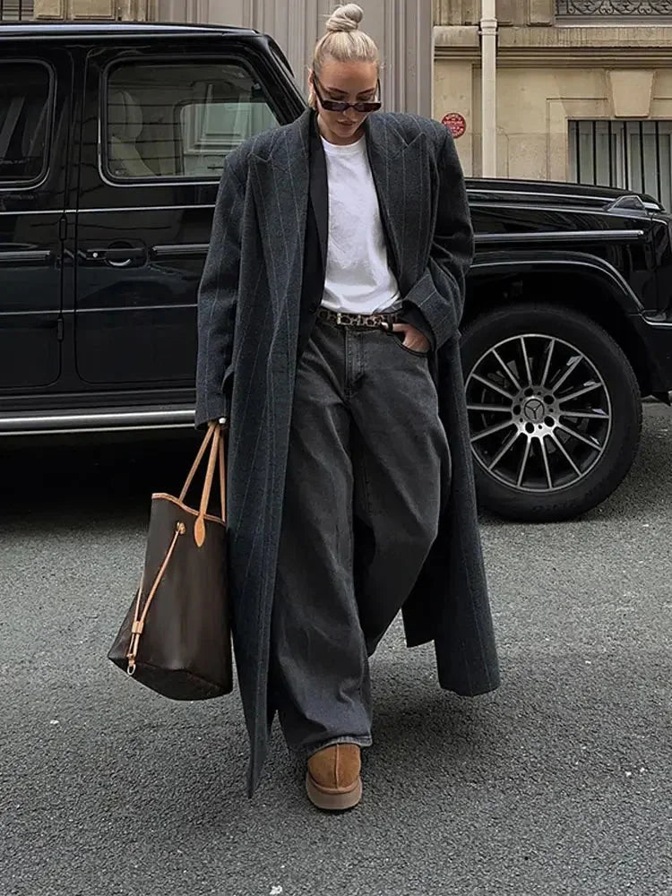 Manteau long femme lavande à rayures modernes, en tissu léger, adapté aux saisons intermédiaires et aux tenues variées.