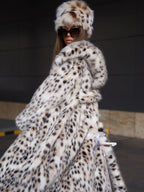 Manteau long femme blanc à motif léopard, ceinture incluse, en tissu léger pour la mi-saison.