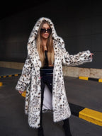 Manteau long femme en motif léopard, ceinture à la taille, tissu doux et résistant.