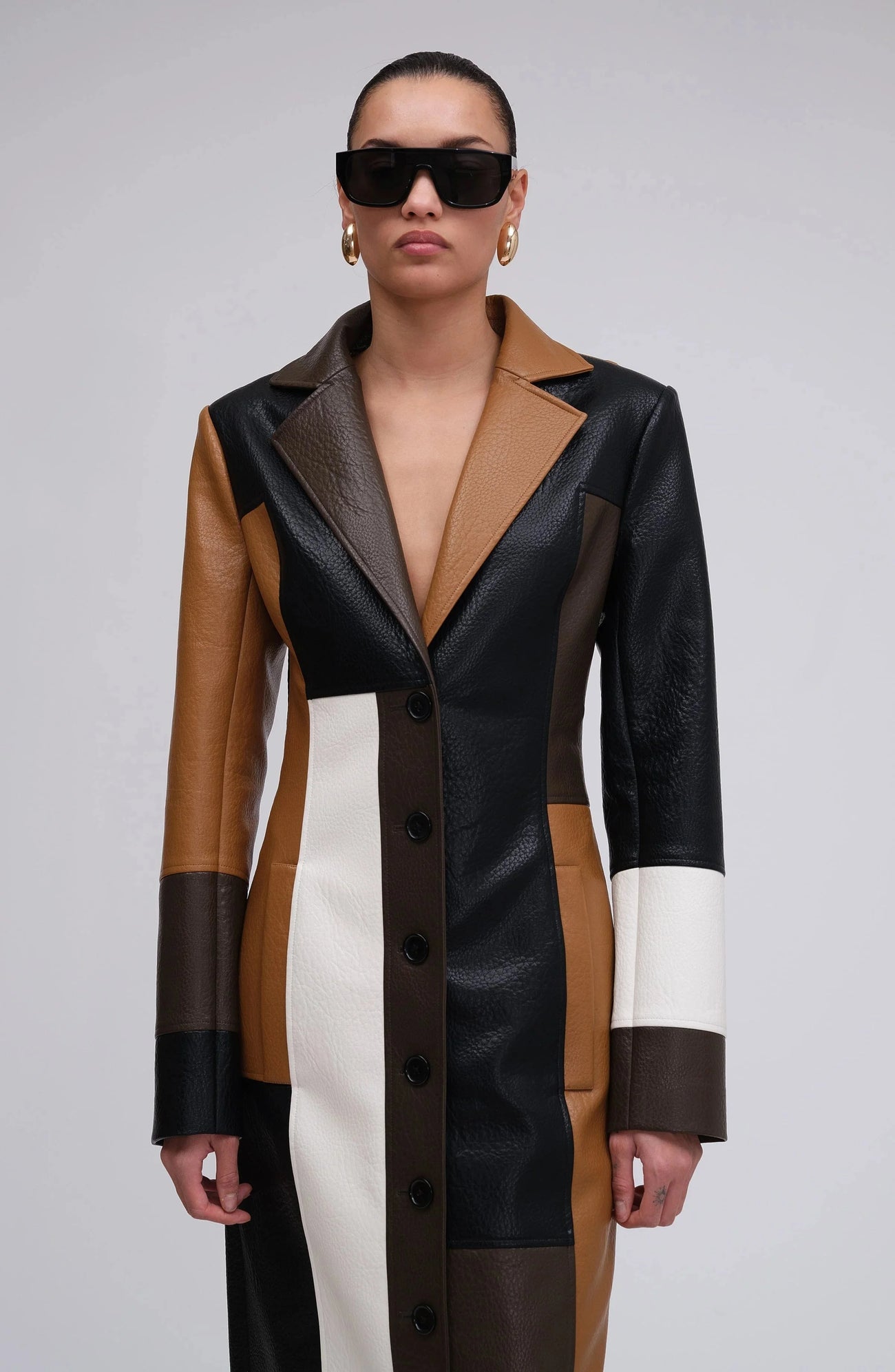 Manteau long femme en patchwork multicolore, en tissu doux, avec boutons décoratifs.