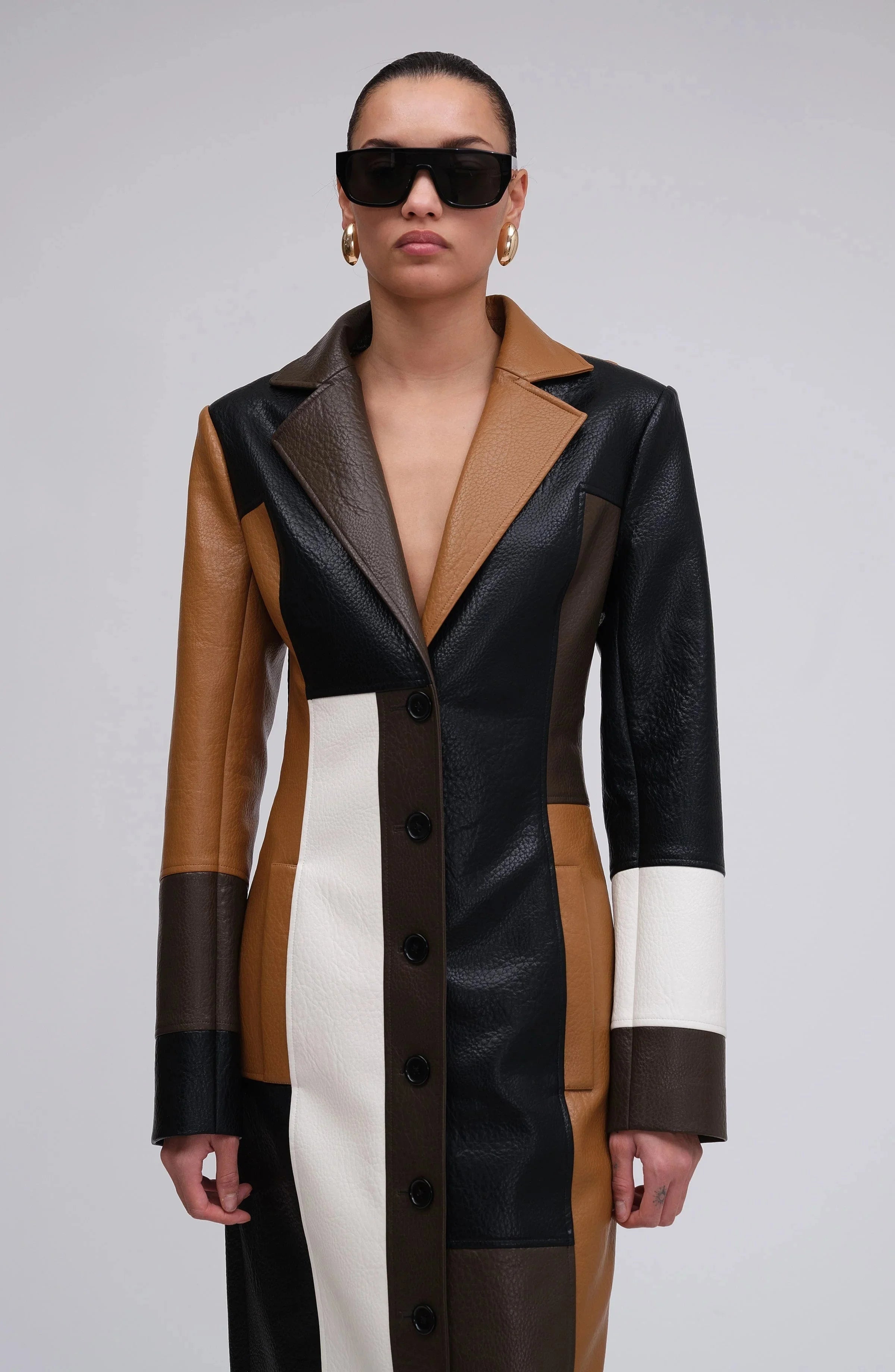 Langarm-Mantel für Damen im bunten Patchwork-Design, aus weichem Stoff mit dekorativen Knöpfen. Ideal für modische Akzente.