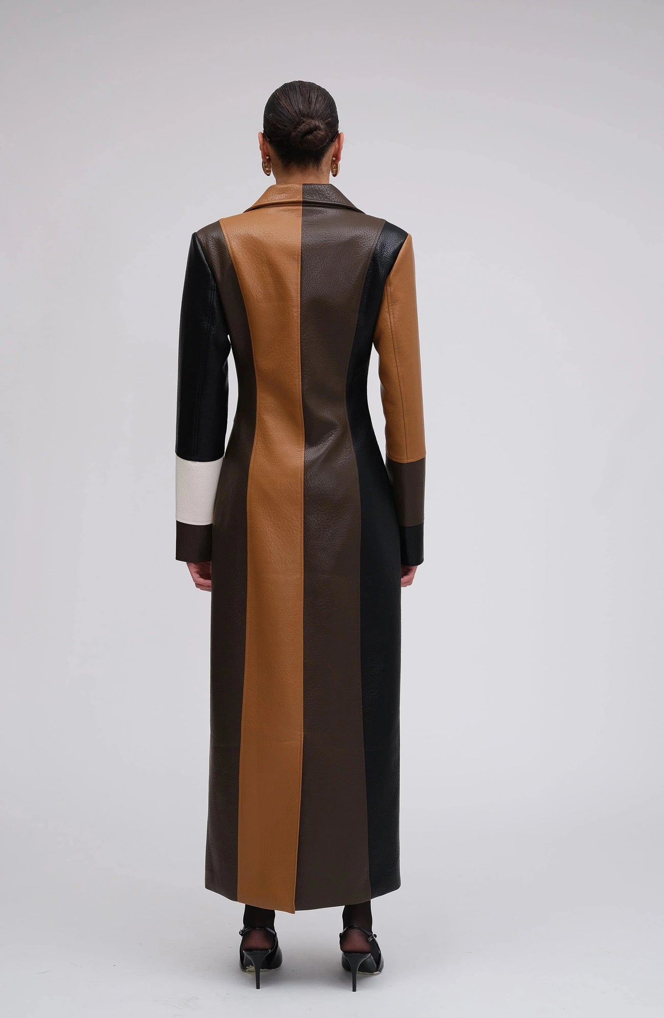 Manteau long femme multicolore en patchwork avec boutons décoratifs et manches longues.