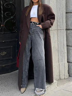 Manteau long femme bourgogne en tissu doux, coupe classique, adapté à toutes les saisons.