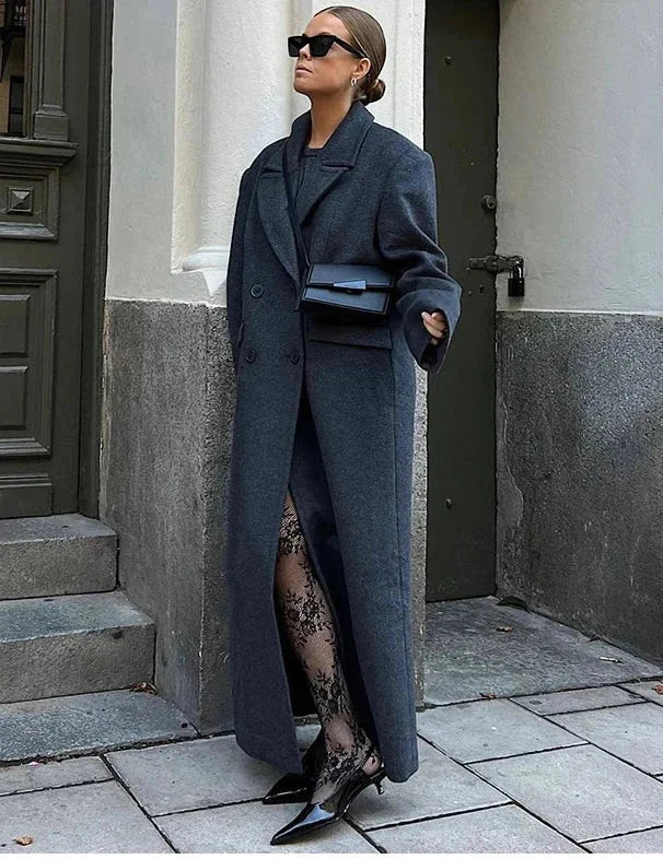 Manteau long femme gris en gabardine, coupe classique avec poches pratiques, adapté à toutes les saisons.