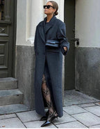 Manteau long femme gris en gabardine, coupe classique avec poches pratiques, adapté à toutes les saisons.