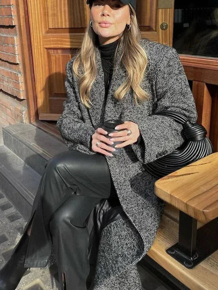 Langermiger grauer Mantel für Frauen aus weichem Material, mit eleganter Passform und modernen Details, ideal für kalte Tage.