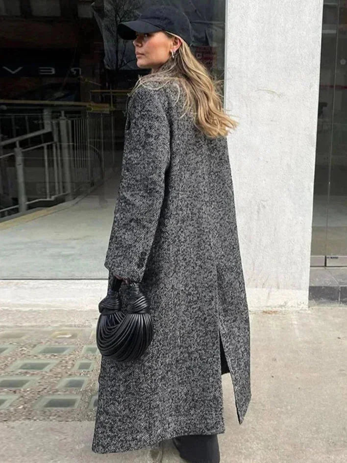 Grauer, langer Mantel für Damen mit langen Ärmeln, aus weich fließendem Material und modernem Schnitt für stilvolle Wärme.