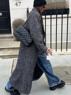 Manteau langes, graues Damenmodell mit langen Ärmeln, aus weichem Material, zeitloses Design mit praktischen Taschen.