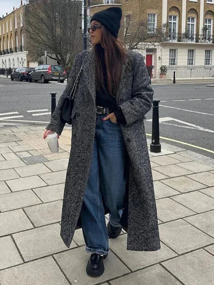 Langarm grau Damenmantel aus hochwertigem Material mit modernem Schnitt und eleganter Knopfdetails. Ideal für die…