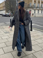 Langarm grau Damenmantel aus hochwertigem Material mit modernem Schnitt und eleganter Knopfdetails. Ideal für die…