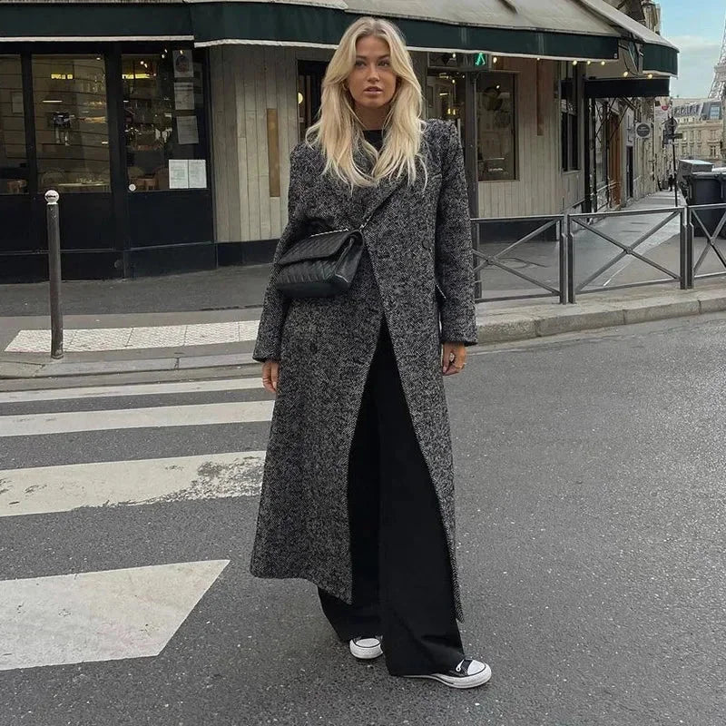 Grauer Damenmantel mit langen Ärmeln, aus weichem Material, modernem Schnitt und praktischem Knopfverschluss.