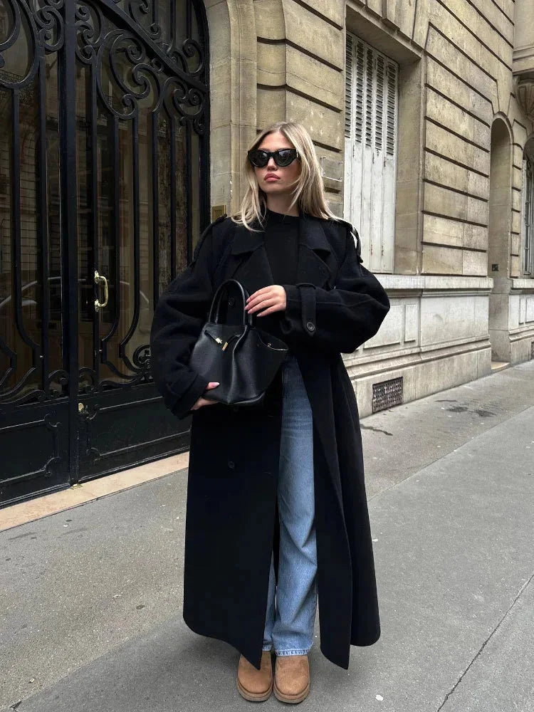 Langer schwarzer Mantel für Frauen, mit Gürtel und breiten Revers, aus warmem Wollgemisch für stilvollen Schutz vor Kälte.