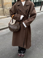 Manteau mi-long noir pour femme, ceinture à la taille, boutons sur le devant, design élégant et pratique.