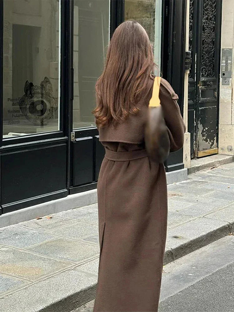 Manteau mi-long femme marron avec ceinture à la taille et boutons décoratifs.