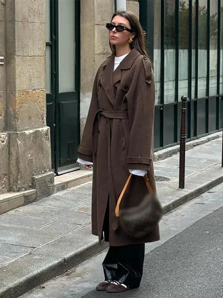 Manteau mi-long femme marron avec ceinture ajustable et boutons décoratifs.
