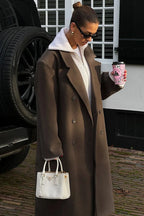 Oversize brauner Damenmantel mit doppelter Knopfleiste aus hochwertigem Material, ideal für lässige Winterlooks.