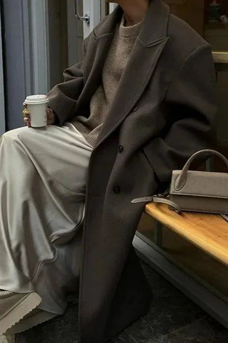 Oversize brauner Mantel für Frauen mit doppelter Knopfleiste aus weichem Material und modernem Schnitt.