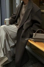 Oversize brauner Mantel für Frauen mit doppelter Knopfleiste aus weichem Material und modernem Schnitt.