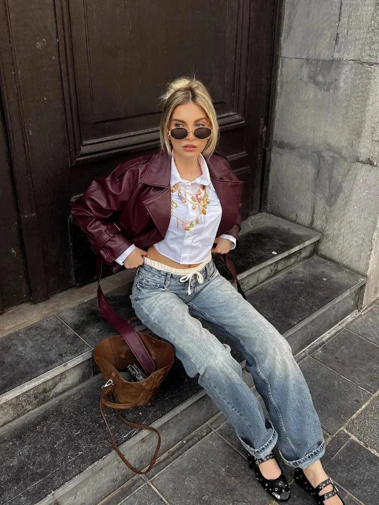 Manteau trench court bordeaux femme, ceinture, en coton léger, adapté pour les saisons intermédiaires.