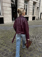 Roter Kurztrenchcoat für Damen mit Gürtel, aus leichtem Material, ideal für den Übergang, schlichte, elegante Linienführung.