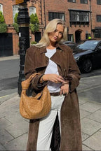 Brauner Trenchcoat für Frauen mit Gürtel, Revers und aus bequemen, strapazierfähigen Stoff für vielseitige Outfits.