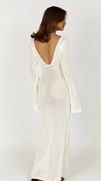 Maxi robe en coton crochetée, ajustée avec manches longues et col en V, idéale pour des soirées élégantes.