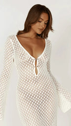 Maxi robe en crochet ajustée, manches longues, col en V, idéale pour des occasions formelles ou soirées.