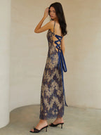 Maxi robe en dentelle florale bleue, dos nu, bretelles fines, idéale pour les soirées d'été. Élégante et légère.