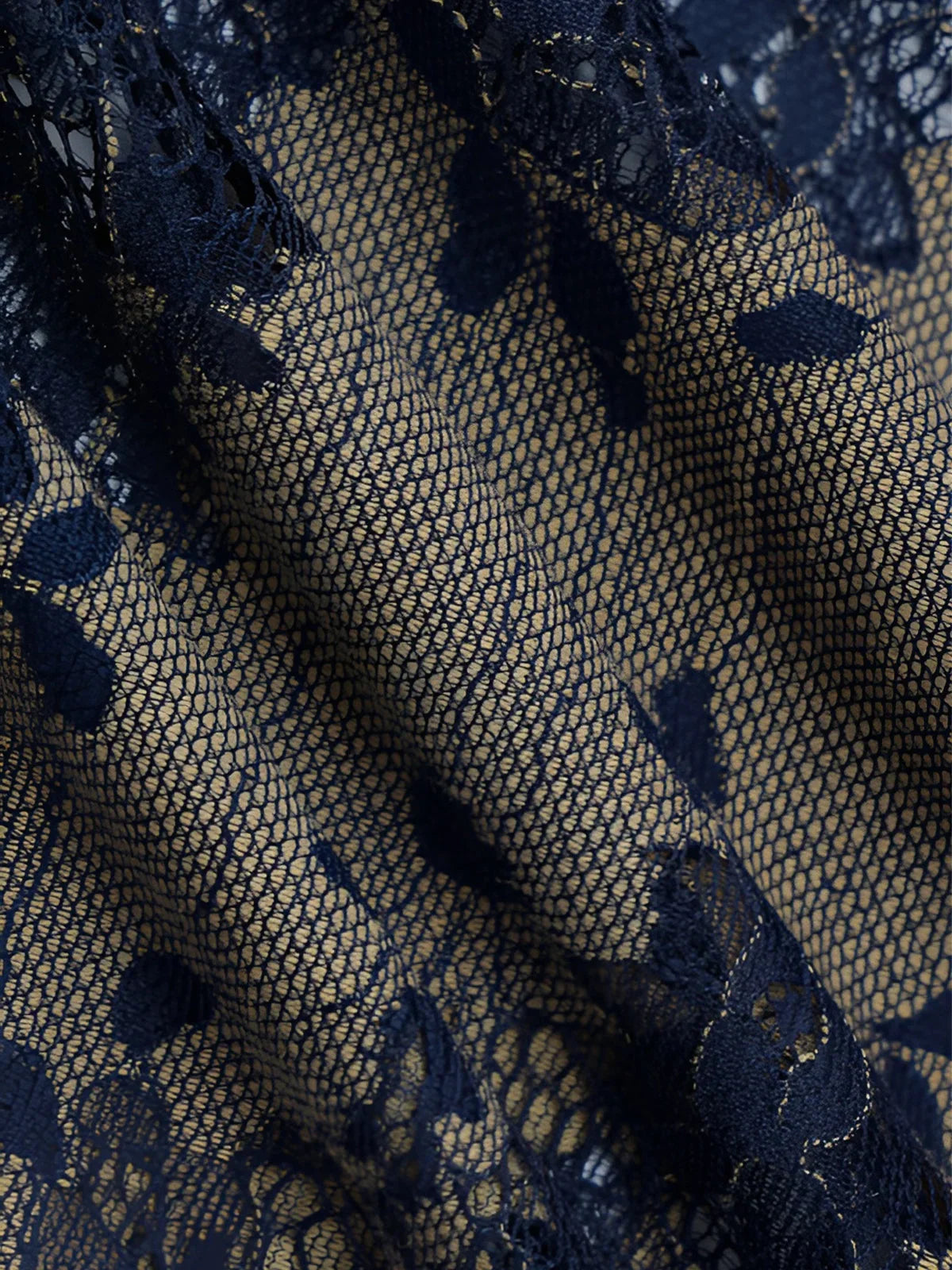 Maxi robe d'été en dentelle florale bleue, dos nu avec bretelles fines, idéale pour les soirées estivales.