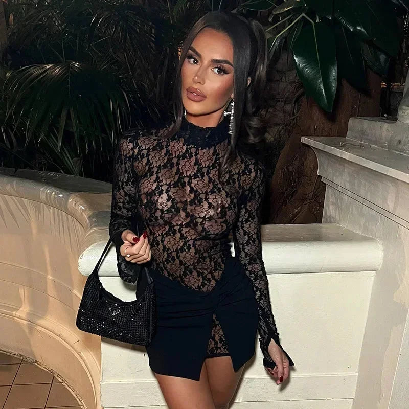 Mini robe moulante noire en dentelle avec manches longues, idéale pour des soirées clubbing, allie confort et élégance.