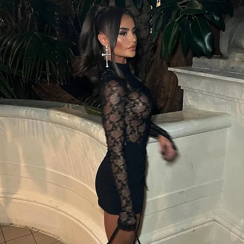 Mini robe noire moulante en dentelle, manches longues, parfaite pour les soirées club avec un design élégant et ajusté.