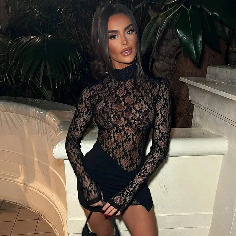 Mini robe noire moulante en dentelle, manches longues, parfaite pour les soirées clubbing, mettant en valeur la silhouette.