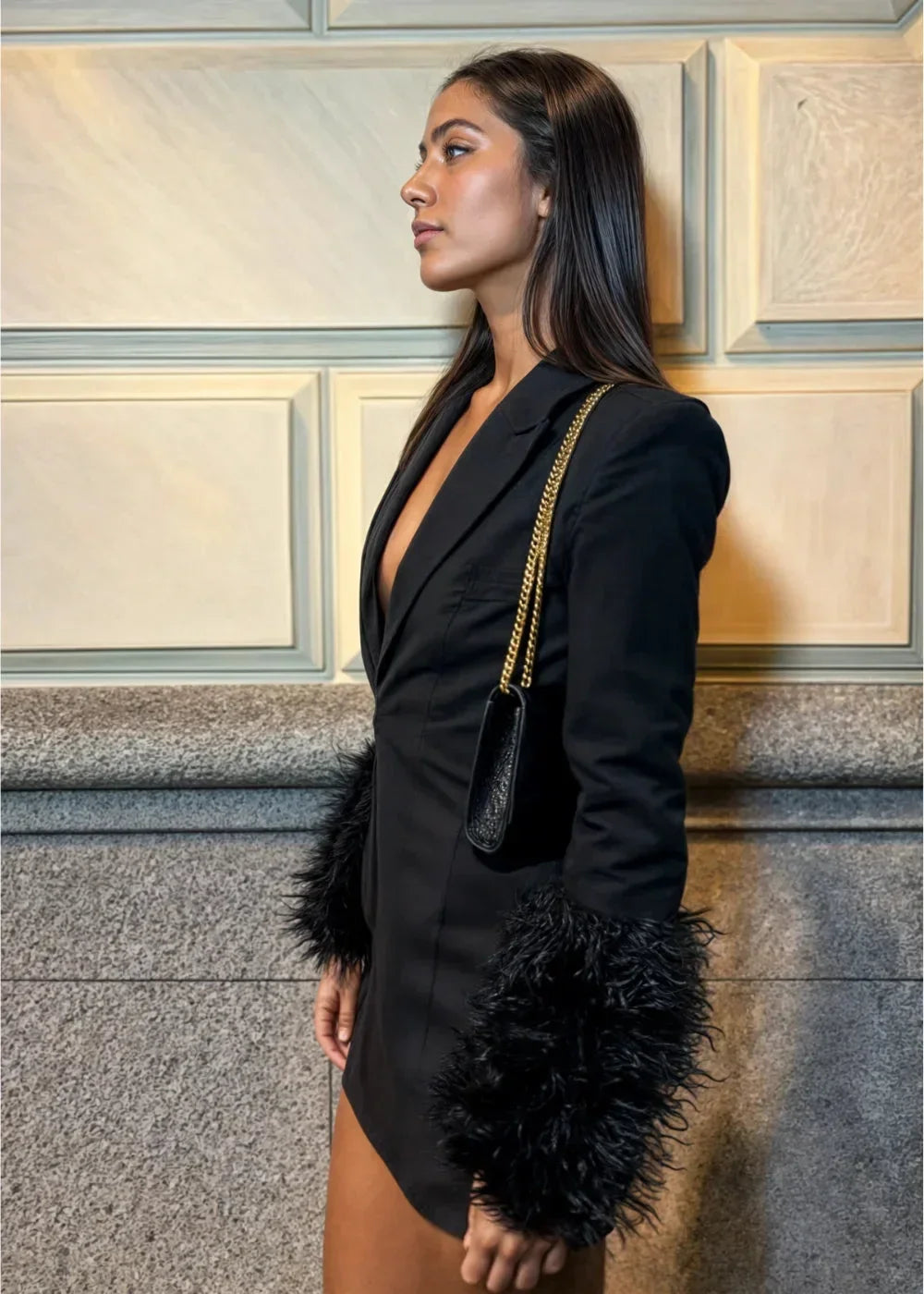 Mini robe noire ajustée avec manches texturées, idéale pour les soirées clubbing, en tissu doux pour un confort optimal.