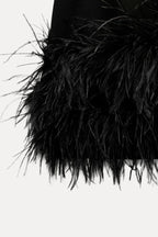 Mini robe blanche pour femme, manches longues, ourlet en plumes, en tissu léger.