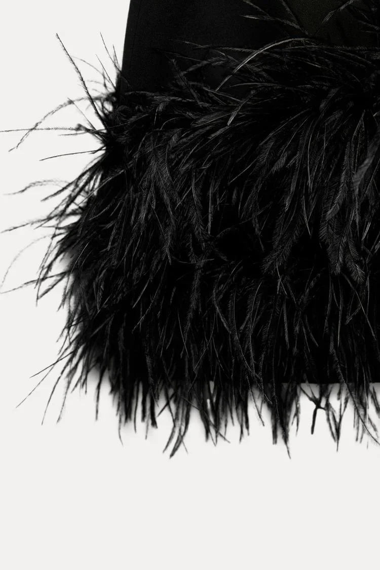 Mini robe blanche pour femme, manches longues, ourlet en plumes, en tissu léger.