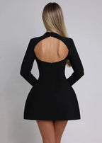 Mini robe évasée en polyester, manches longues, dos nu, idéale pour les soirées avec sa coupe élégante et fluide.