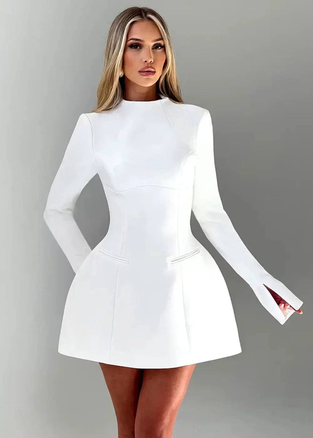 Mini robe évasée à manches longues, dos nu en chiffon léger, parfaite pour des soirées élégantes.