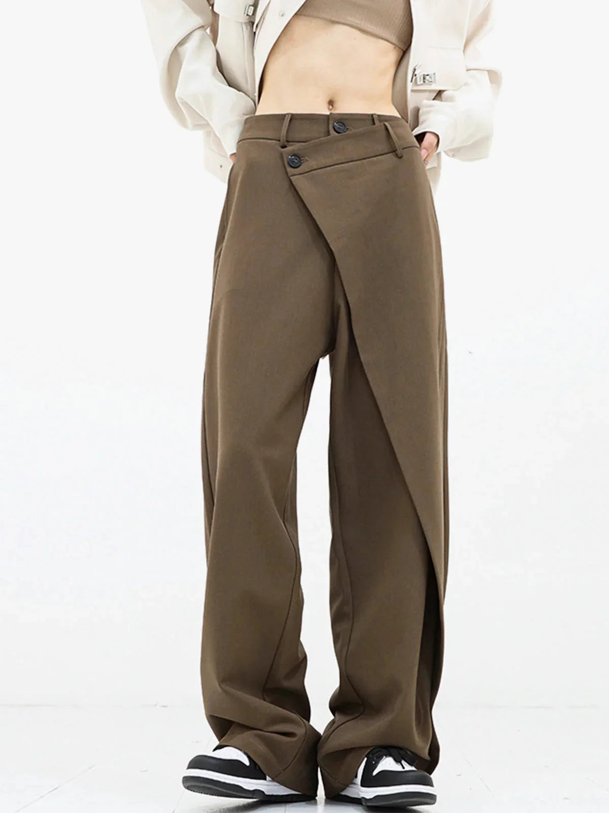 Pantalon femme marron clair, coupe large avec bouton asymétrique, en mélange de coton léger.